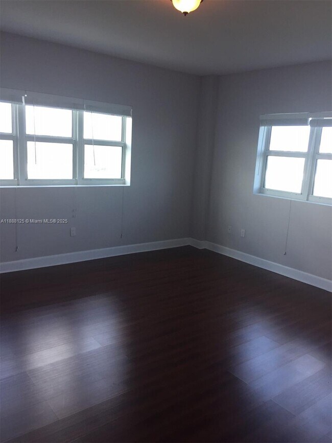 Building Photo - 15051 Royal Oaks Ln
