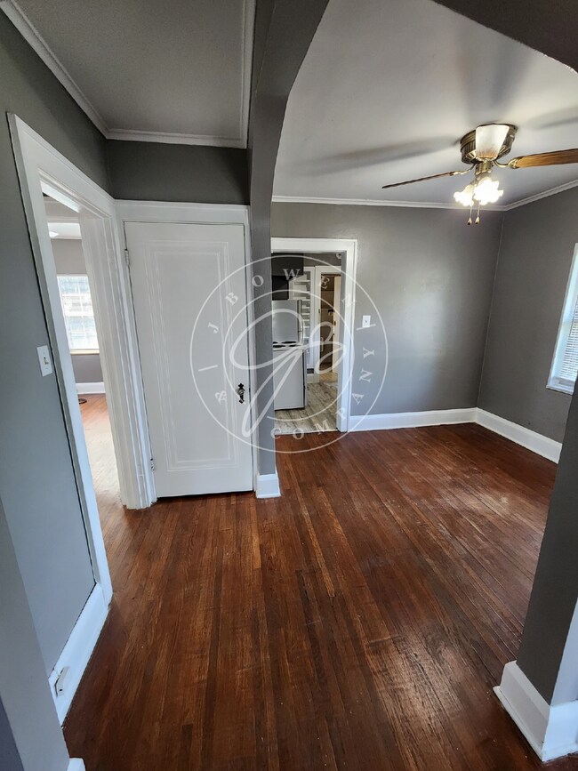 Building Photo - Charming Upper Duplex ready for you to cal...