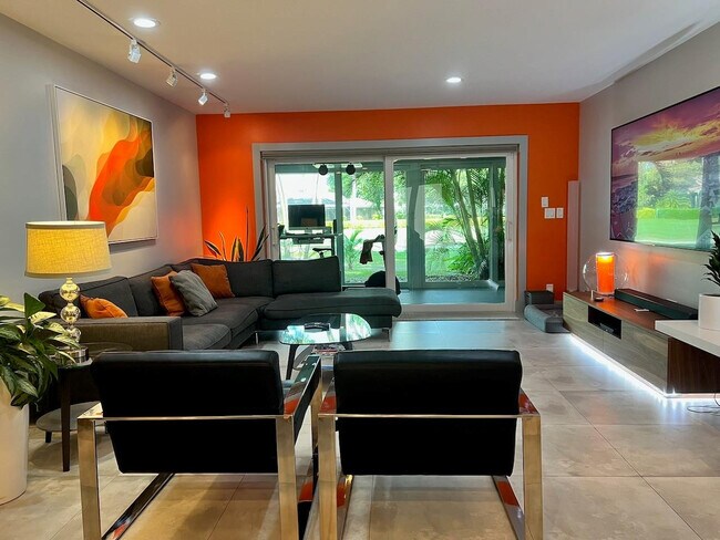 Building Photo - 4021 N Cypress Dr