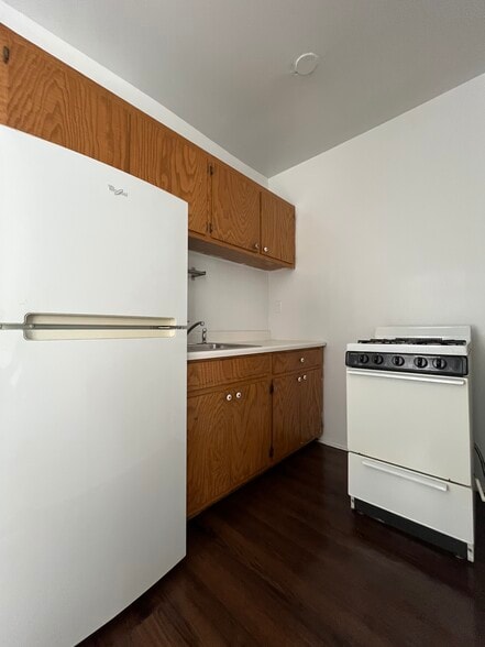 Primary Photo - 4060 N Kenmore Ave