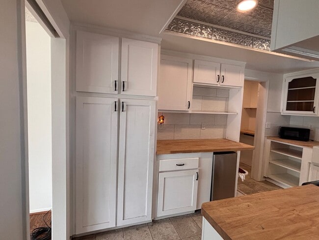 Building Photo - Beautiful Stallion Springs Home With A View!