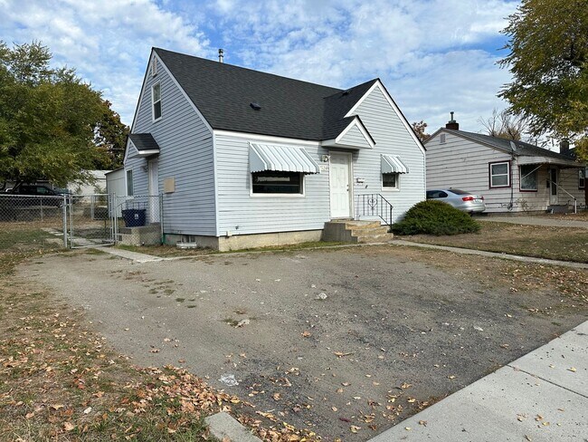 Building Photo - 3 Bed 1 Bath Shadle Park Home - Large Garage