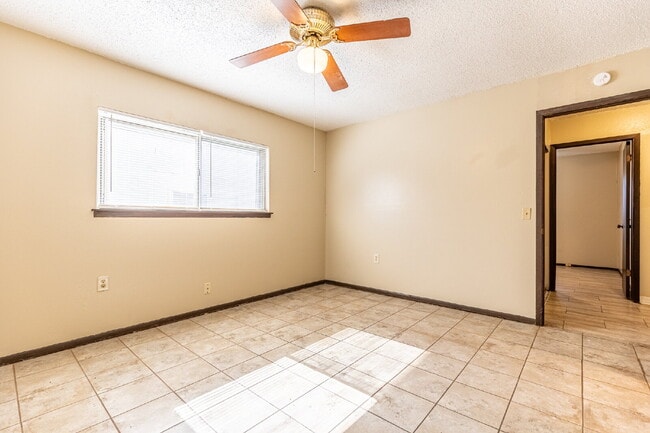 Building Photo - 2943 Keslake St