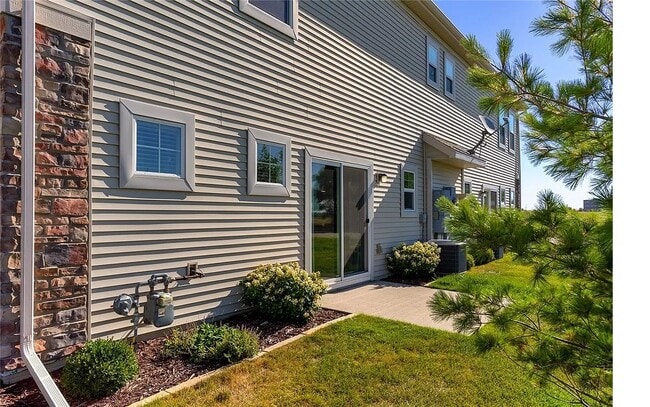 Side Patio - 3509 SE Glen Dr