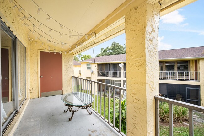 Building Photo - Affordable 3/2 in the Heart of Town And Co...