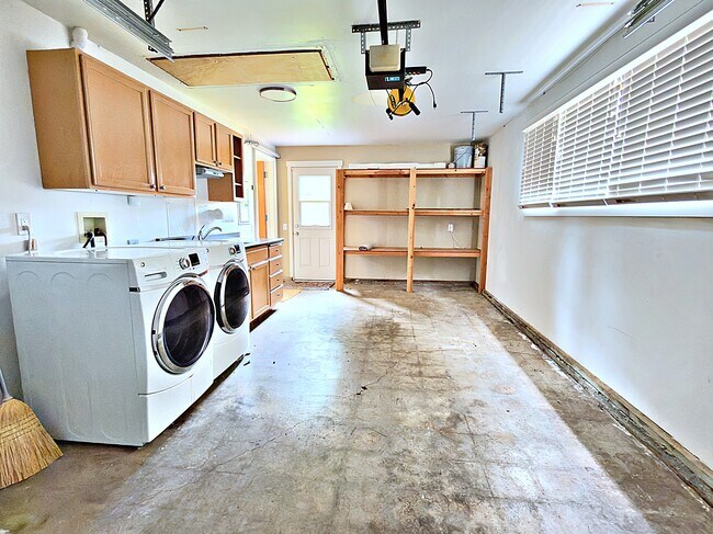 Building Photo - 12820 SW Edgewood St