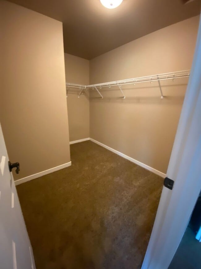 Building Photo - NE House Pet Friendly, 4 Bdrm, 2.5 Bath, Bonus Room, Office, Gas Heat/fireplace, A/C