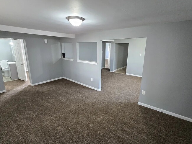 Building Photo - 3 bedroom 1.5 bathrooms Rancher.