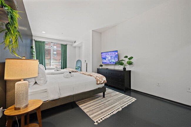 Building Photo - 160 E Berkeley St