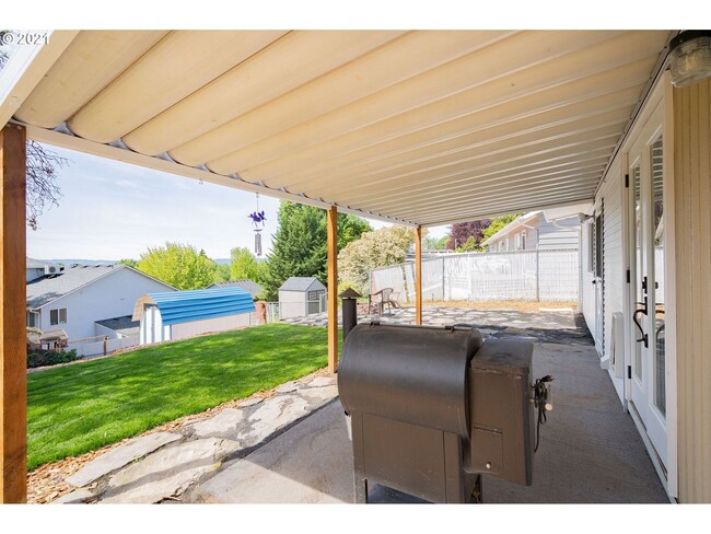 Building Photo - Gorgeous 3 Bedroom Remodel in Highly Desir...