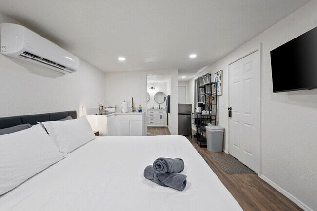 Building Photo - 4030 W Lincoln St