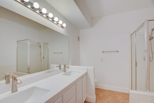 Building Photo - Beautiful 1 BR 1 Bath condo in Green Valle...