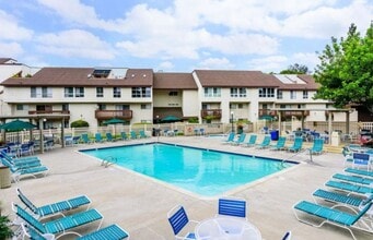 Building Photo - Spacious and Comfortable Condo -  A/C - Central Location - Great Amenities - Natural Light