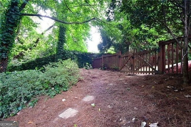 Building Photo - 905 Lancaster Way NW