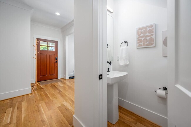 Building Photo - 2019 James St