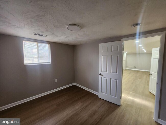 Building Photo - 1025 Kingsbury Rd