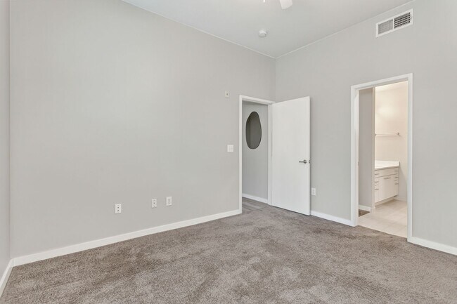 Building Photo - 1 Bedroom, 1 Bath Condo!