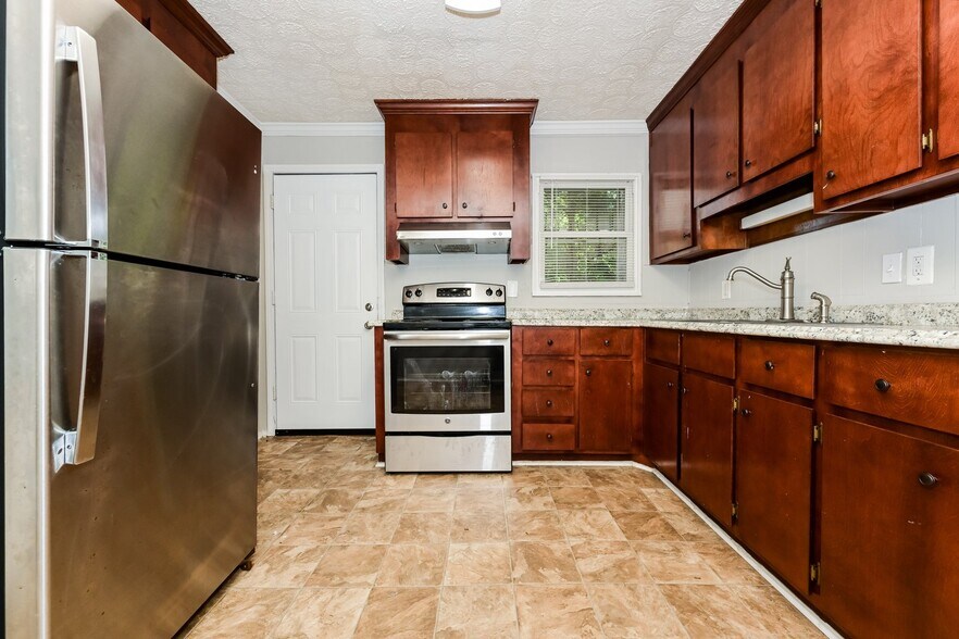 Building Photo - 208 Camellia Cir