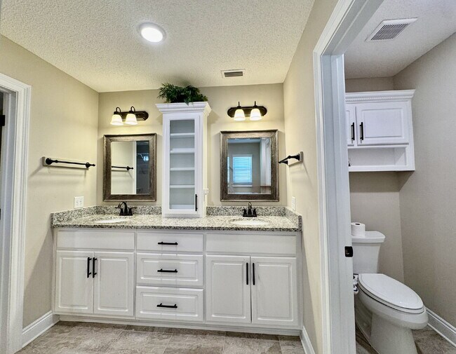 Building Photo - Beautiful Brick 3/2 in popular neighborhood!