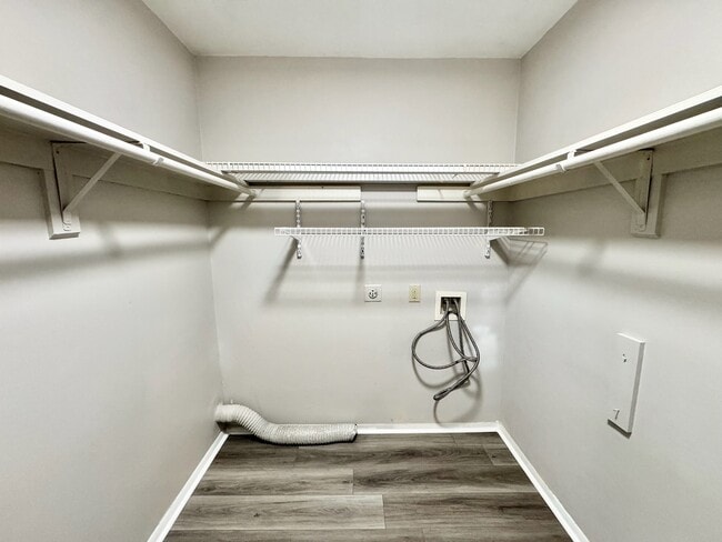Building Photo - 1208 Schaub Dr