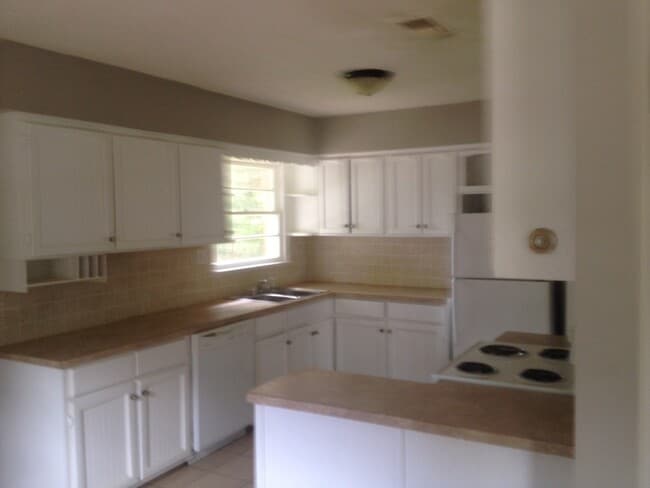 Building Photo - **AVAILABLE NOW*3 Bedroom / 1 Bathroom Hom...