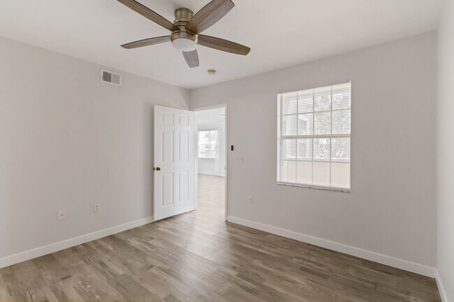 Building Photo - Newly updated 2 Bed / 2 Bath condo availab...