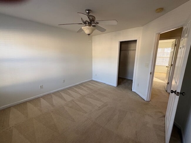 Building Photo - Cozy Living