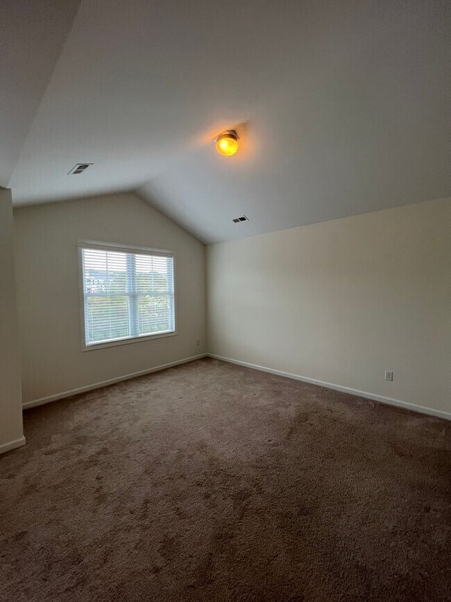 Building Photo - SAYLOR'S WATCH - 3 Bedroom Townhome in Mon...
