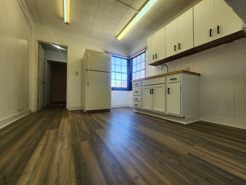 Kitchen - 209 West Ave S