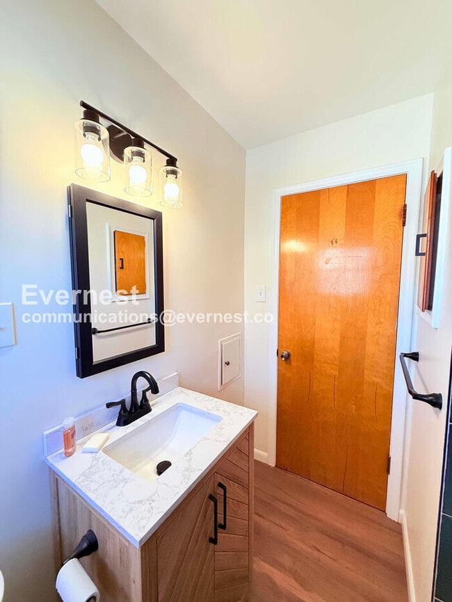 Building Photo - 3 Bed/1 Bath Home with Fenced Yard / Pet-Friendly / Vouchers Accepted / Available Now!