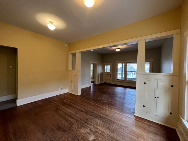 Building Photo - 3 Bedroom Craftsman style home in prime As...