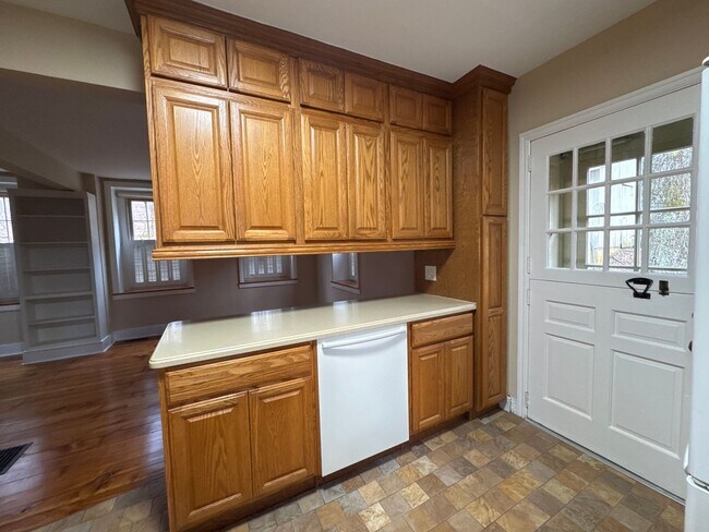 Building Photo - Charming Stacked stone Farm house 3 bedrooms 1 1/2 bathrooms