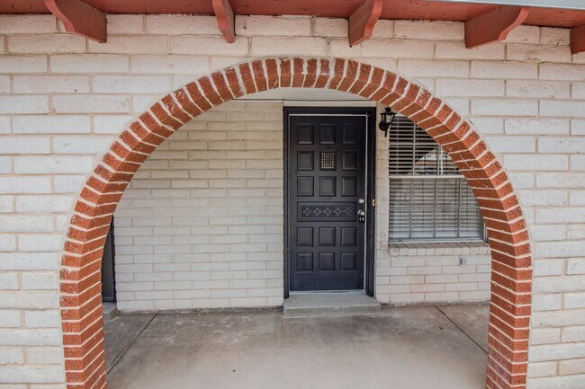 Building Photo - 203 N Scenic Dr