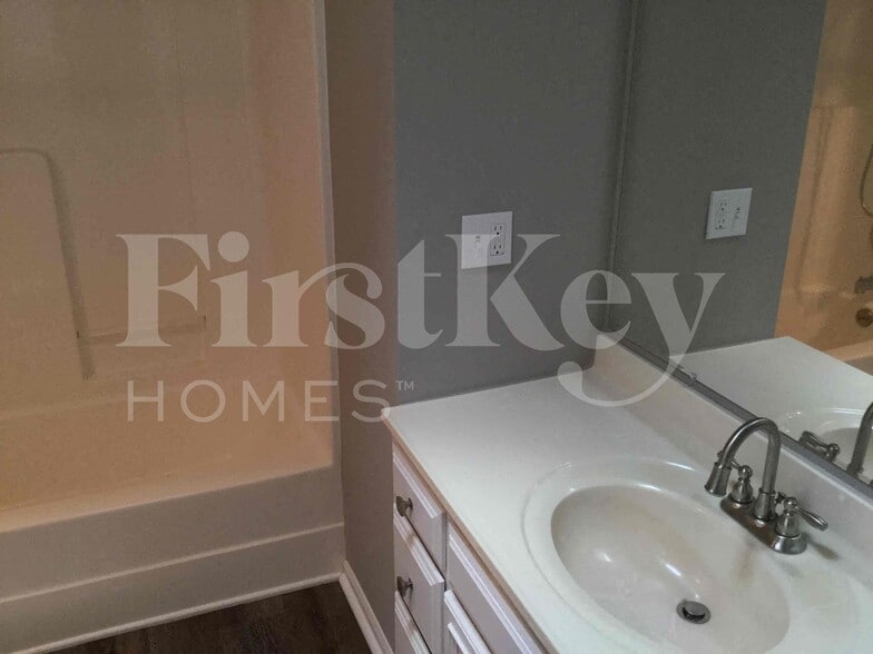 Building Photo - 1904 Wornall Rd