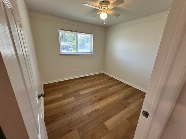 Building Photo - Impeccably Clean Warren Ranch!