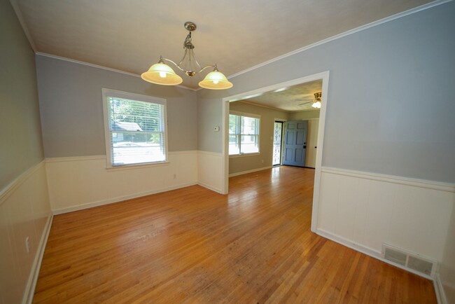 Building Photo - Cute and UPDATED 3 bed 2 bath home near GR...