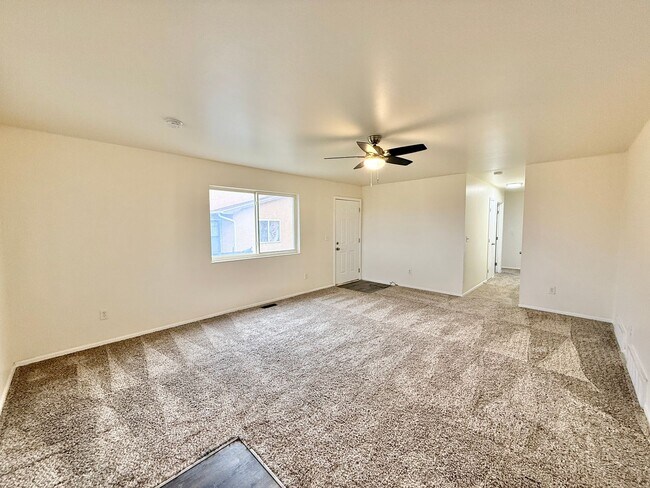 Building Photo - 632 E Clarion Dr
