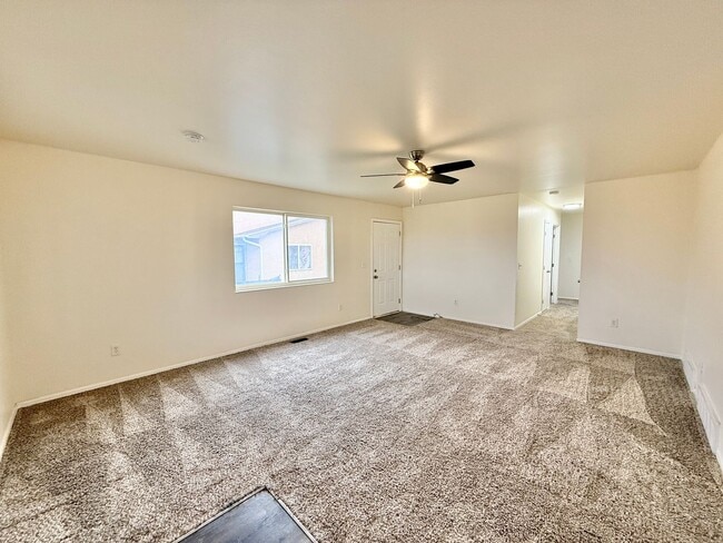 Building Photo - 636 E Clarion Dr
