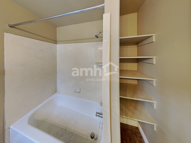 Building Photo - 1329 E 410 S St