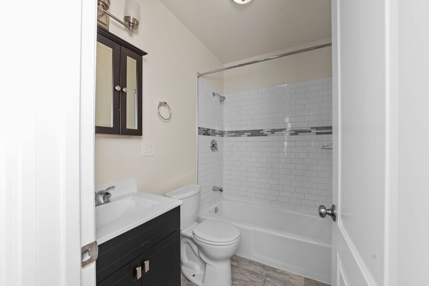 Building Photo - 915 W Waveland Ave