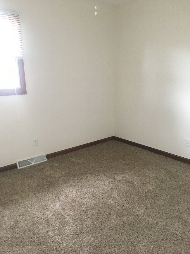 Building Photo - Updated Madison West, Three Bedroom, 1.5 Bathroom Duplex