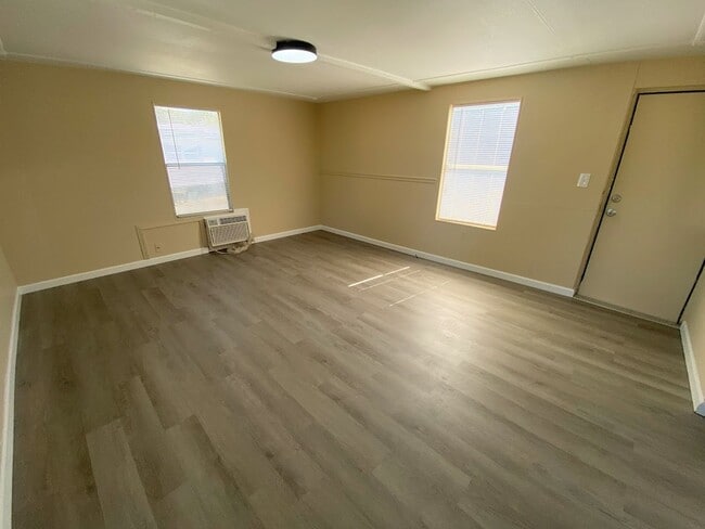 Building Photo - Affordable 1-Bed Mobile Home in Sulphur, L...