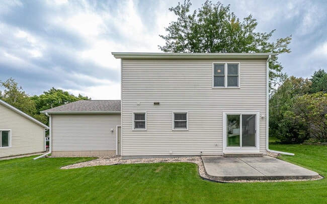 Building Photo - 878 Sky Ridge Dr