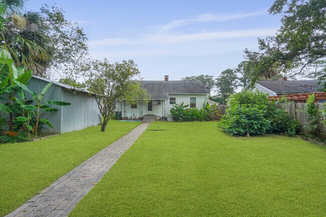 Building Photo - Charming Ardsley Park Bungalow Fully Furni...