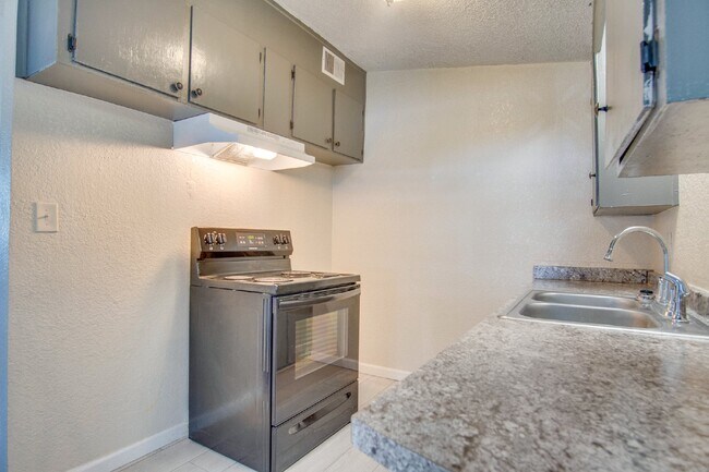 Building Photo - Pensacola 3BR Home with Bonus Den, Hardwood Floors & Fenced Backyard-Coming Available 8/17.