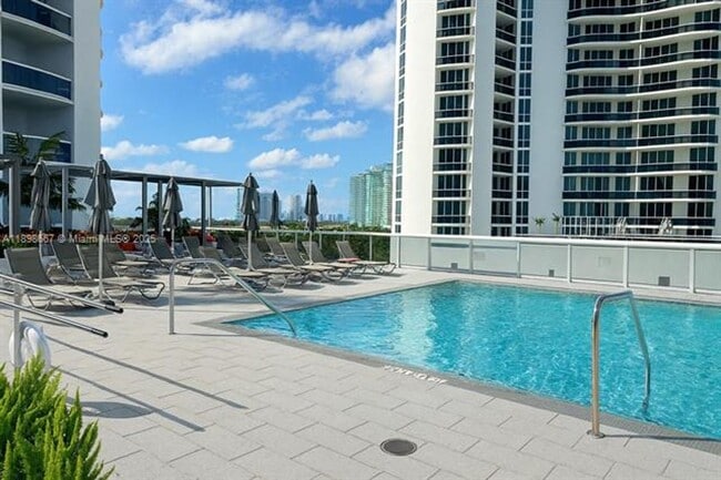 Building Photo - 15901 Collins Ave