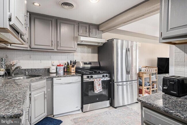 Building Photo - 7710 Queen St