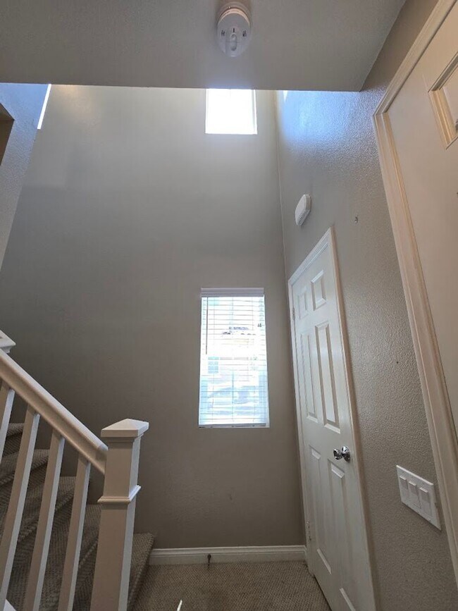 Building Photo - 3-Bedroom Home in Gated Community with Mod...