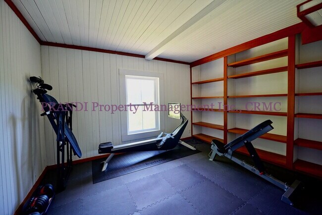 Building Photo - Classic, Modern and Private Home with Fres...