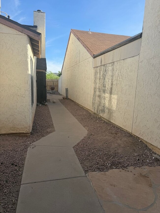 Building Photo - 2 Bedroom 2 bath private enclosed yard for